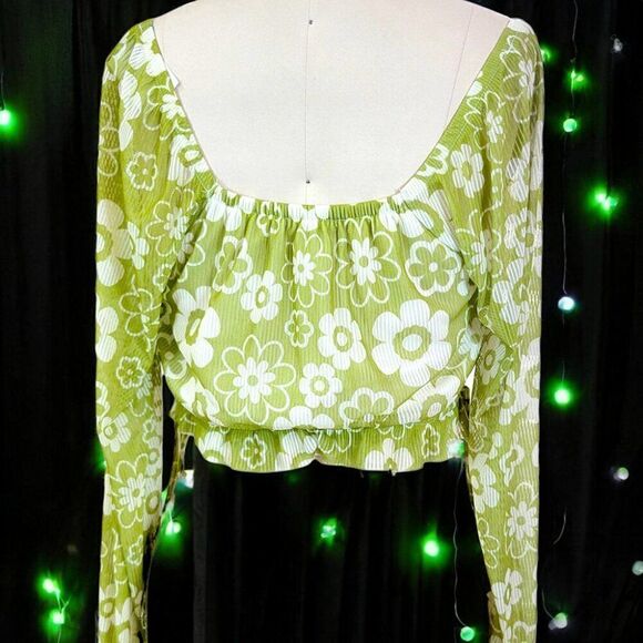 Madden NYC white floral long sleeve crop top - Picture 3 of 7